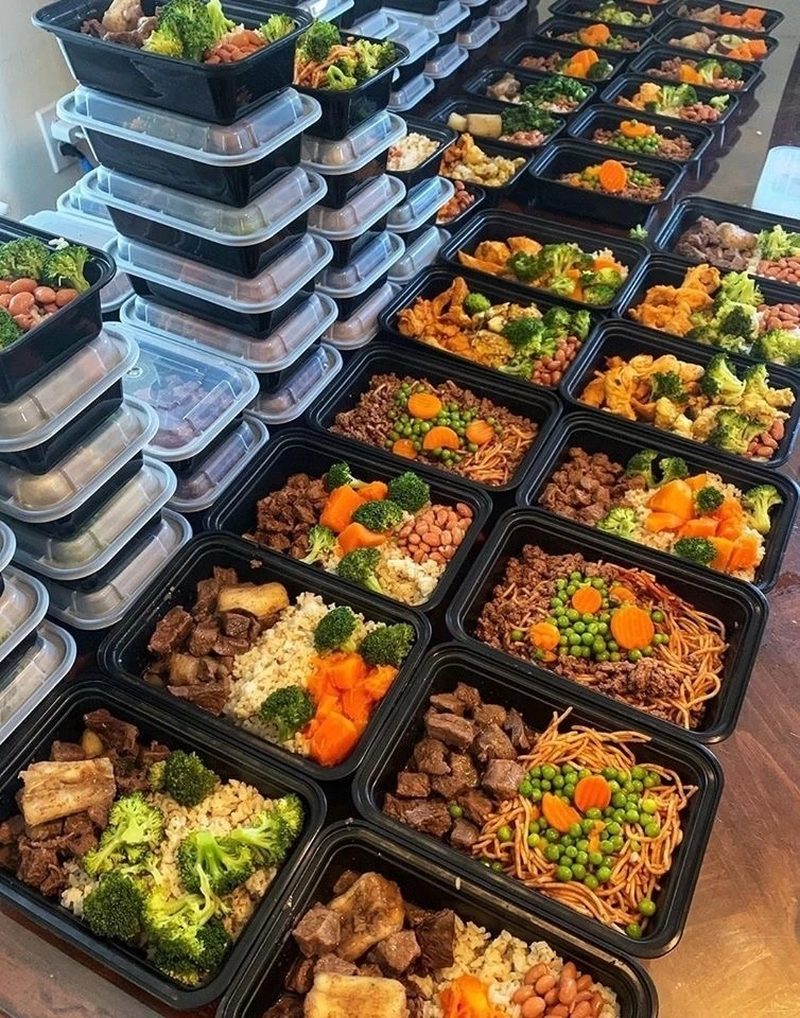 Десятки meal-prep контейнеров на сборке: рис, гречка, мясо, овощи